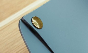 金色のスナップボタン